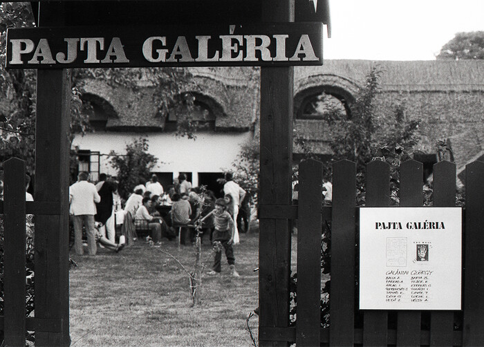 A Pajta Galéria első kiállításának megnyitója 1991. június 21-én. Fotó: Simon Csilla
