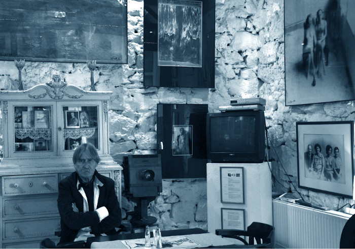 Török László az általa alapított Pajta Galériában 70 évesen. Fotó: Simon Csilla